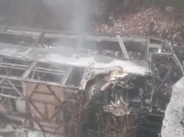 Caída de un autobús por un barranco deja 14 muertos y más de 20 heridos