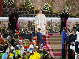 En Camerún, el papa arremete contra los “tiranos” que devastan la Tierra con guerra y explotación