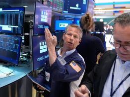 El petróleo se encarece hasta rozar los 100 dólares a pesar del alto el fuego entre Israel y Líbano