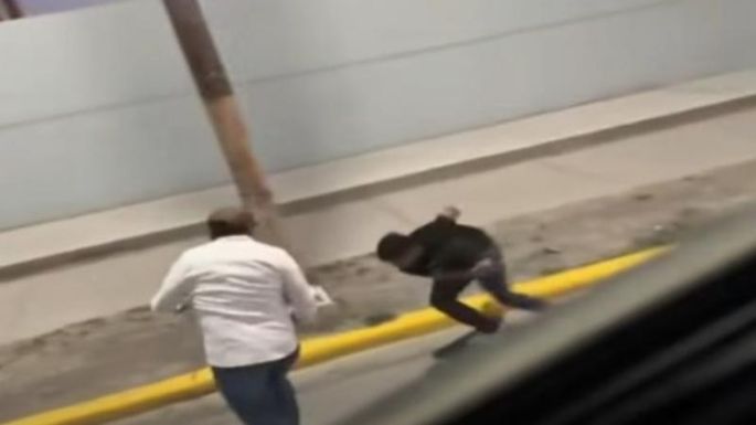 Agreden y persiguen a reportero en plena trasmisión en vivo en Saltillo (Video)