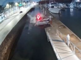 Conductor pierde el control, choca embarcaciones y cae al mar en Veracruz (Video)