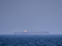 Irán vuelve a restringir el paso por Ormuz tras denunciar a EU por incumplir el alto el fuego