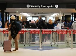 China instó a viajeros evitar el aeropuerto de Seattle después de que EU negó entrada a académicos