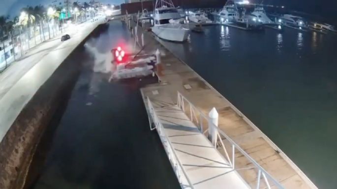 Conductor pierde el control, choca embarcaciones y cae al mar en Veracruz (Video)