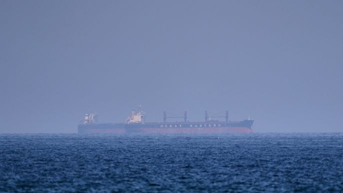 Irán vuelve a restringir el paso por Ormuz tras denunciar a EU por incumplir el alto el fuego