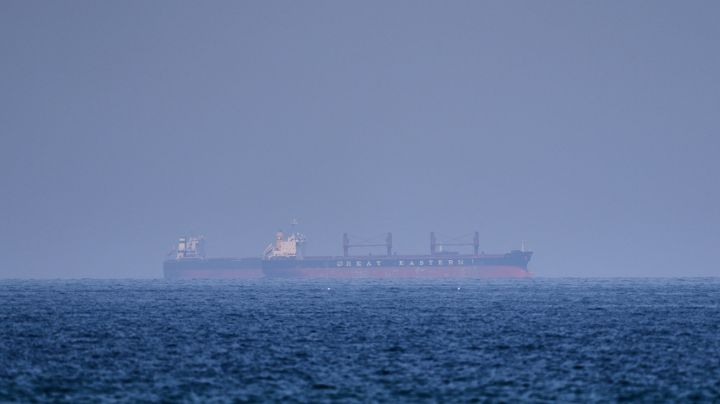 Irán vuelve a restringir el paso por Ormuz tras denunciar a EU por incumplir el alto el fuego