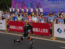 Robot humanoide gana su carrera en Beijing y supera el récord mundial humano