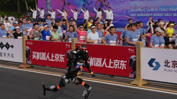 Robot humanoide gana su carrera en Beijing y supera el récord mundial humano