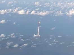 Pasajeros de avión captan imágenes inéditas del lanzamiento de Artemis II