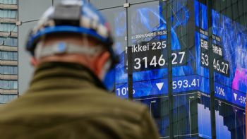 Petróleo sube 6 por ciento y bolsas de Asia caen tras el mensaje de Trump sobre la guerra