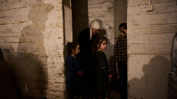 Irán lanza misiles contra Israel y vecinos del golfo mientras Trump habla de poner fin a la guerra