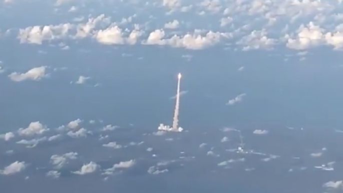 Pasajeros de avión captan imágenes inéditas del lanzamiento de Artemis II