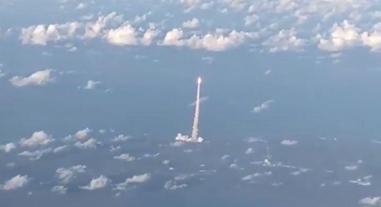 Pasajeros de avión captan imágenes inéditas del lanzamiento de Artemis II
