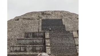 Asesinan a turista en Teotihuacán; sujeto se sube a la Pirámide de la Luna y dispara (Video)