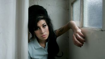 Padre de Amy Winehouse pierde demanda contra dos mujeres que vendieron sus objetos sin su permiso