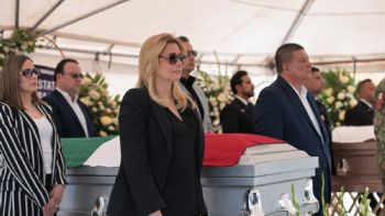 Gobernadora de Chihuahua  encabeza homenaje póstumo a elementos de Agencia Estatal de Investigación