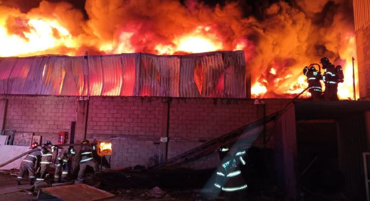 Incendio en fábrica en Ecatepec moviliza a más de 300 elementos de emergencia (Video)