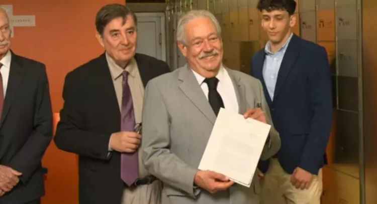 Gonzalo Celorio deposita su legado en la Caja de las Letras del Instituto Cervantes