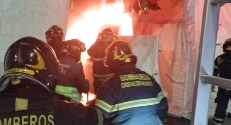 Bomberos de la CDMX combaten un incendio en la zona de La Merced (Video)