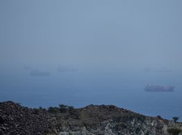 Irán dispara contra tres buques en el estrecho de Ormuz, complicando los esfuerzos diplomáticos
