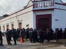 Policías toman el Palacio Municipal de Jonuta; denuncian recortes salariales y falta de equipo