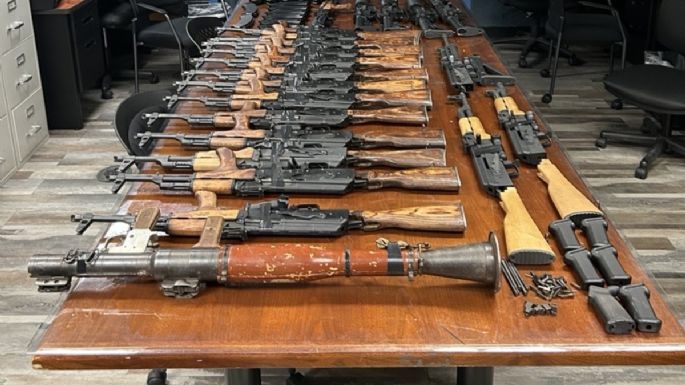 Agentes de la CBP detienen a una estadunidense que intentó introducir un arsenal a México
