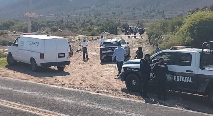 Encuentran a tres hombres y una mujer ejecutados en un auto en Puebla