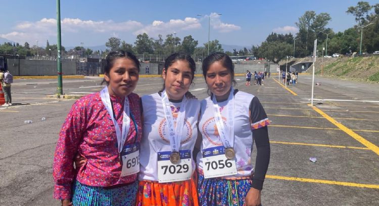 Comitiva de jóvenes rarámuris participa en carrera de fundación UNAM