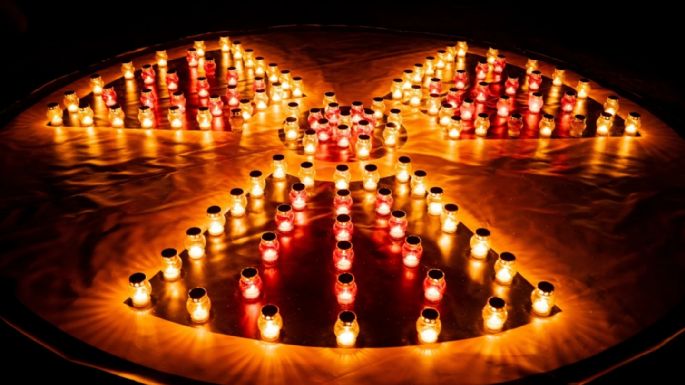 Una ciudad ucraniana aún se reúne para la vigilia de medianoche en memoria de Chernóbil