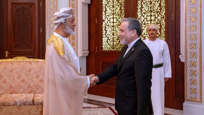 El canciller iraní vuelve brevemente a Pakistán; Trump afirma que se puede dialogar por teléfono