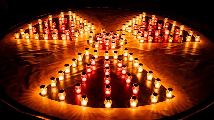 Una ciudad ucraniana aún se reúne para la vigilia de medianoche en memoria de Chernóbil