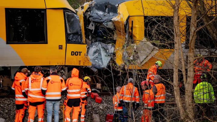 Dos trenes chocan en Dinamarca; hay cinco personas en estado crítico (Video)