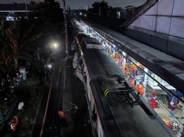 Dos trenes chocan cerca de la capital de Indonesia; hay al menos tres muertos (Videos)