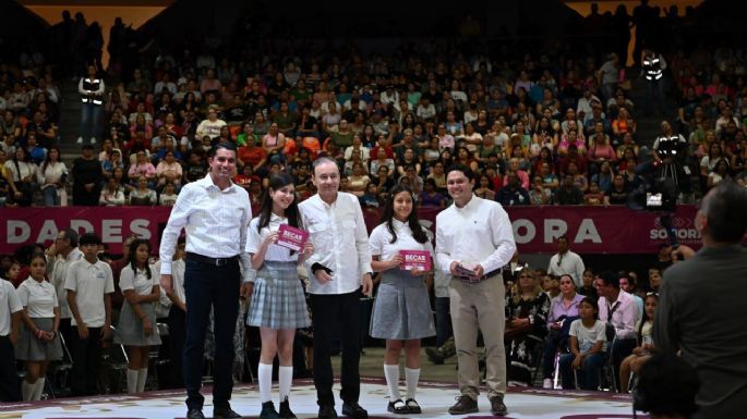 Gobernador Durazo impulsa becas universales para aliviar gasto familiar y mantener a jóvenes en clases