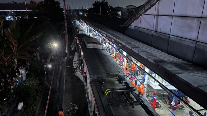 Dos trenes chocan cerca de la capital de Indonesia; hay al menos tres muertos (Videos)