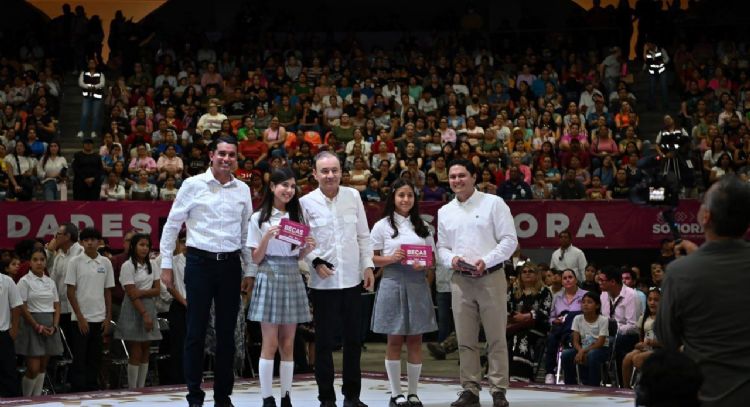 Gobernador Durazo impulsa becas para aliviar gasto familiar y mantener a jóvenes en clases
