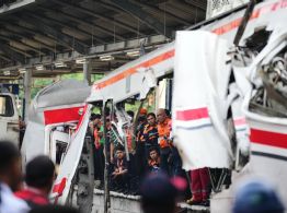 Recuperan los últimos cuerpos de víctimas del accidente ferroviario en Indonesia que dejó 15 muertos