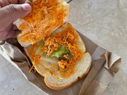 Estudiante se queja de un sándwich, y la universidad lo suspende y lo envía al psicólogo