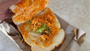 Estudiante se queja de un sándwich, y la universidad lo suspende y lo envía al psicólogo
