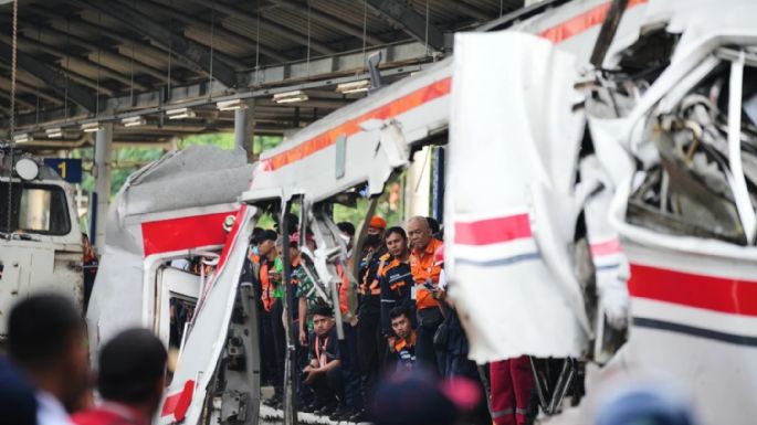 Recuperan los últimos cuerpos de víctimas del accidente ferroviario en Indonesia que dejó 15 muertos