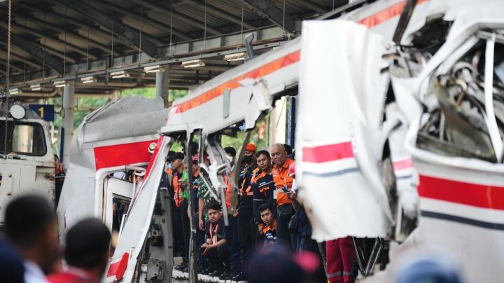 Recuperan los últimos cuerpos de víctimas del accidente ferroviario en Indonesia que dejó 15 muertos