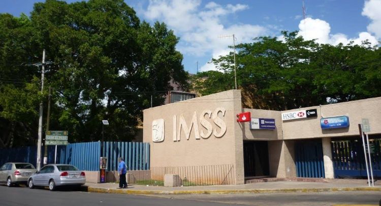 Madre graba demora de atención médica en el IMMS que puso en riesgo la vida de su hija