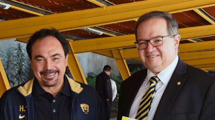 Hugo Sánchez, invitado sorpresa en presentación del libro “Tiro Libre. Relatos cancheros” de la UNAM