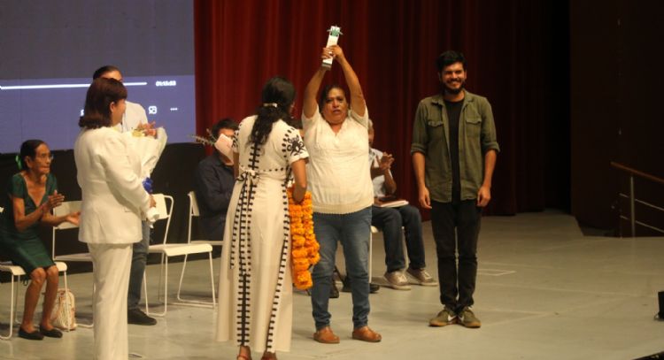 Exigen justicia para víctimas de la guerra sucia durante presentación de "La misma sangre"