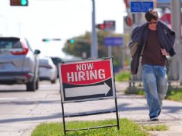 Empleadores de EU sorprenden con 178 mil nuevos puestos; el desempleo baja a 4.3%