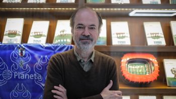 En su nuevo libro Juan Villoro convierte la cancha en una página y la página en una cancha