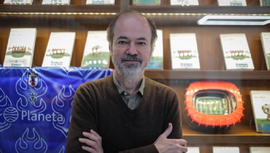 En su nuevo libro Juan Villoro convierte la cancha en una página y la página en una cancha