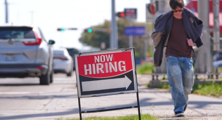 Empleadores de EU sorprenden con 178 mil nuevos puestos; el desempleo baja a 4.3%