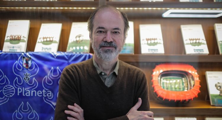 En su nuevo libro Juan Villoro convierte la cancha en una página y la página en una cancha