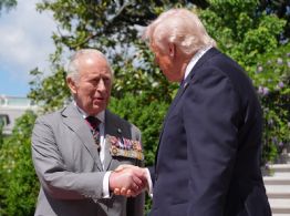 Trump anuncia la retirada parcial de aranceles al whisky de Reino Unido tras la visita de Carlos III